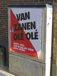 908123 Afbeelding van poster met de tekst 'VAN ZANEN OLÉ OLÉ / HANKY ZEGT: / LAAT DE BAL HET WERK DOEN JOCHIE', op een ...